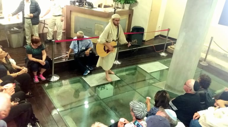 פיוטים וסליחות: סיור אווירה ברובע היהודי עם שחקן