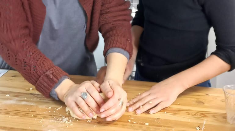 סדנת בת מצווה אמא ובת: סדנת אפייה פרטית, מקרבת ומעצימה