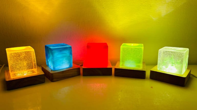 סדנת אפוקסי: סדנה קסומה ליצירת זוג מנורות לד מאפוקסי