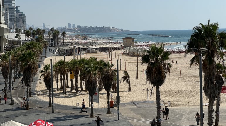 אתרים על הים: סיור מגן העצמאות ועד כיכר אתרים