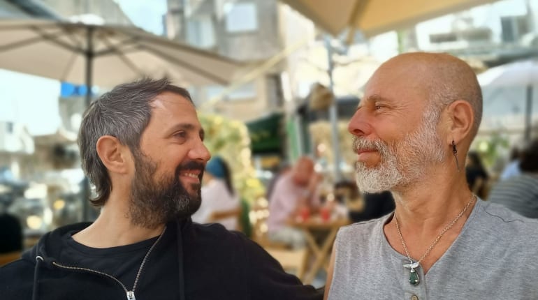 מעגל גברים סביב האש עם זהר וילסון וגל ברנדר