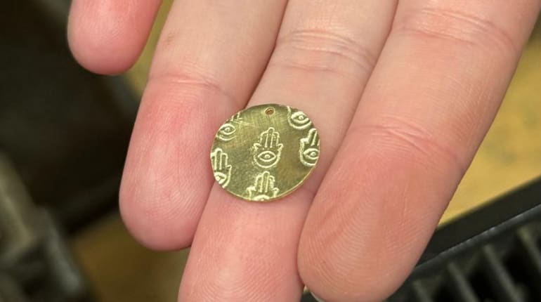 סדנת צורפות מקוצרת - תליון בשעה (העבודה בפליז או בכסף)