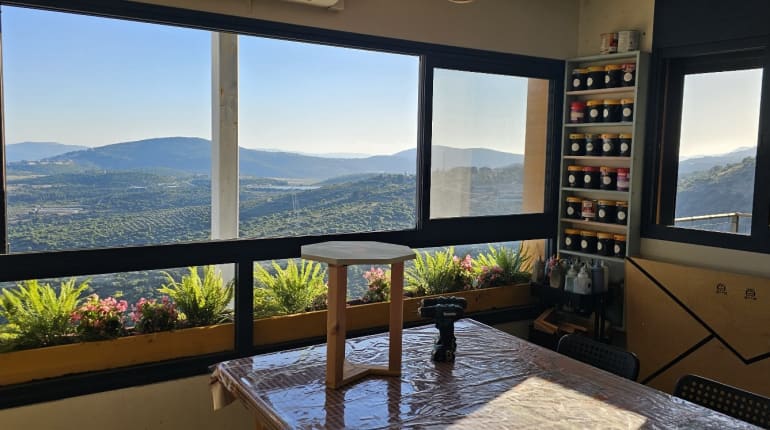 סדנת נגרות על מלא מול נוף גלילי מטריף