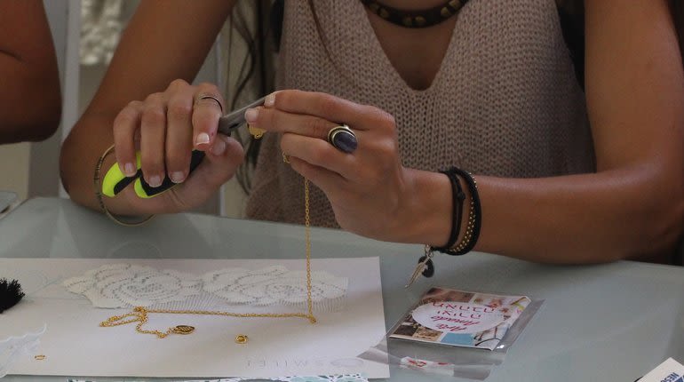 יום האישה: ״סיפור בתוך תיליון״ סדנה להכנת תכשיט אישי