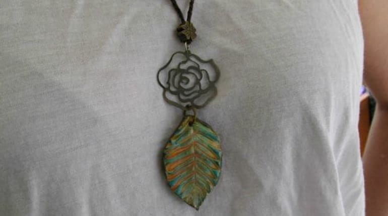 עלה והצלח: סדנת יצירת תליון עלה מחומר פולימרי