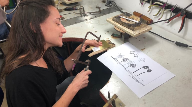 כחומר בידי היוצר - בואו להכין תכשיט מציור של ילדכם!