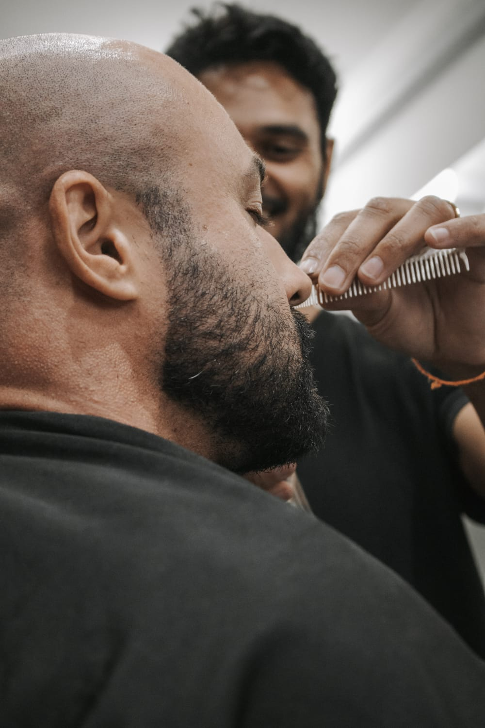 Cliente de perfil com barba