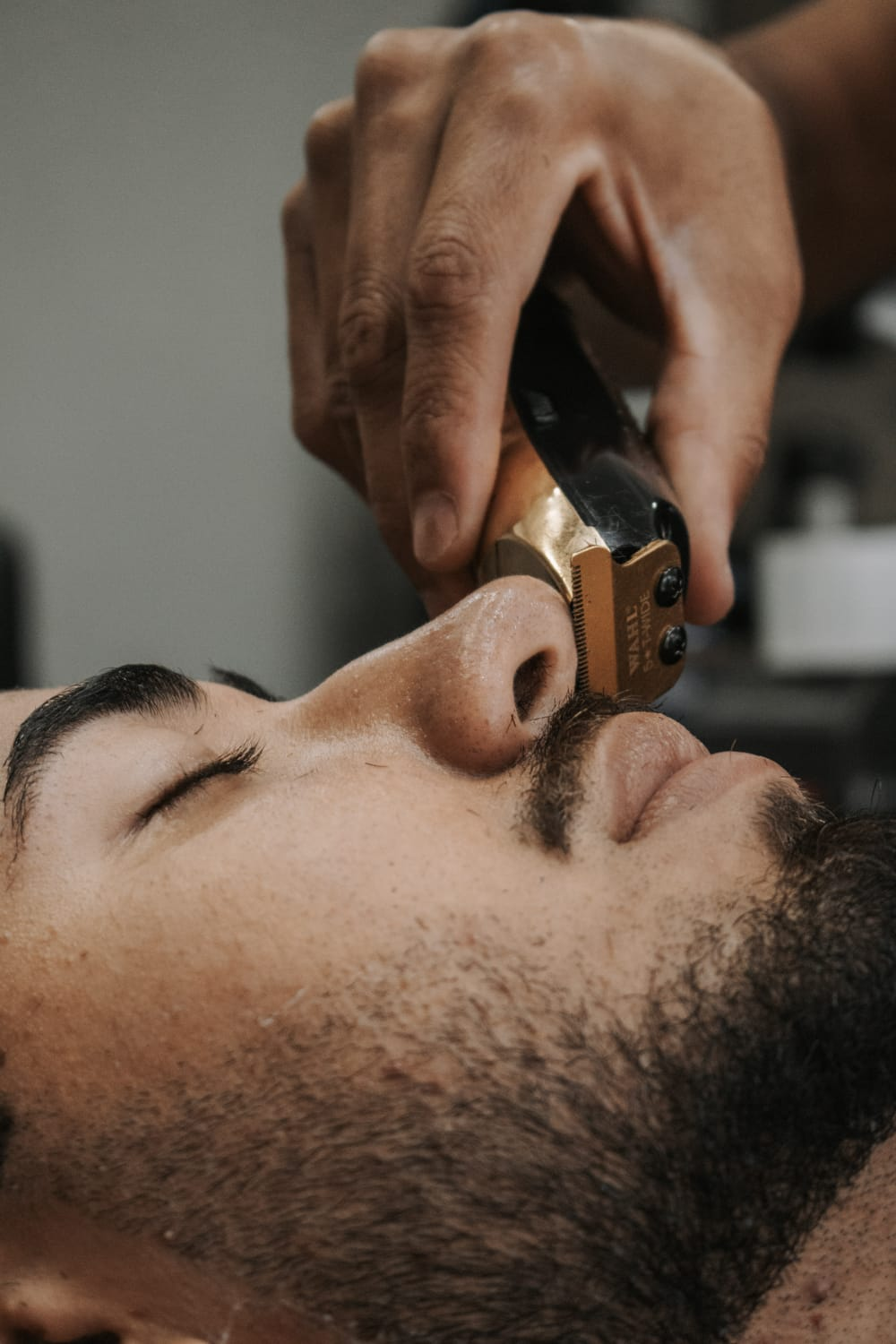 Acabamento de barba na navalha