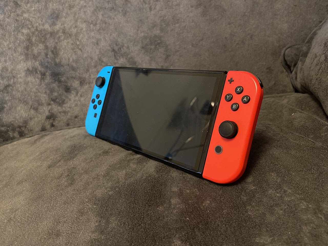 Nintendo Switch OLED vs Steam Deck screens