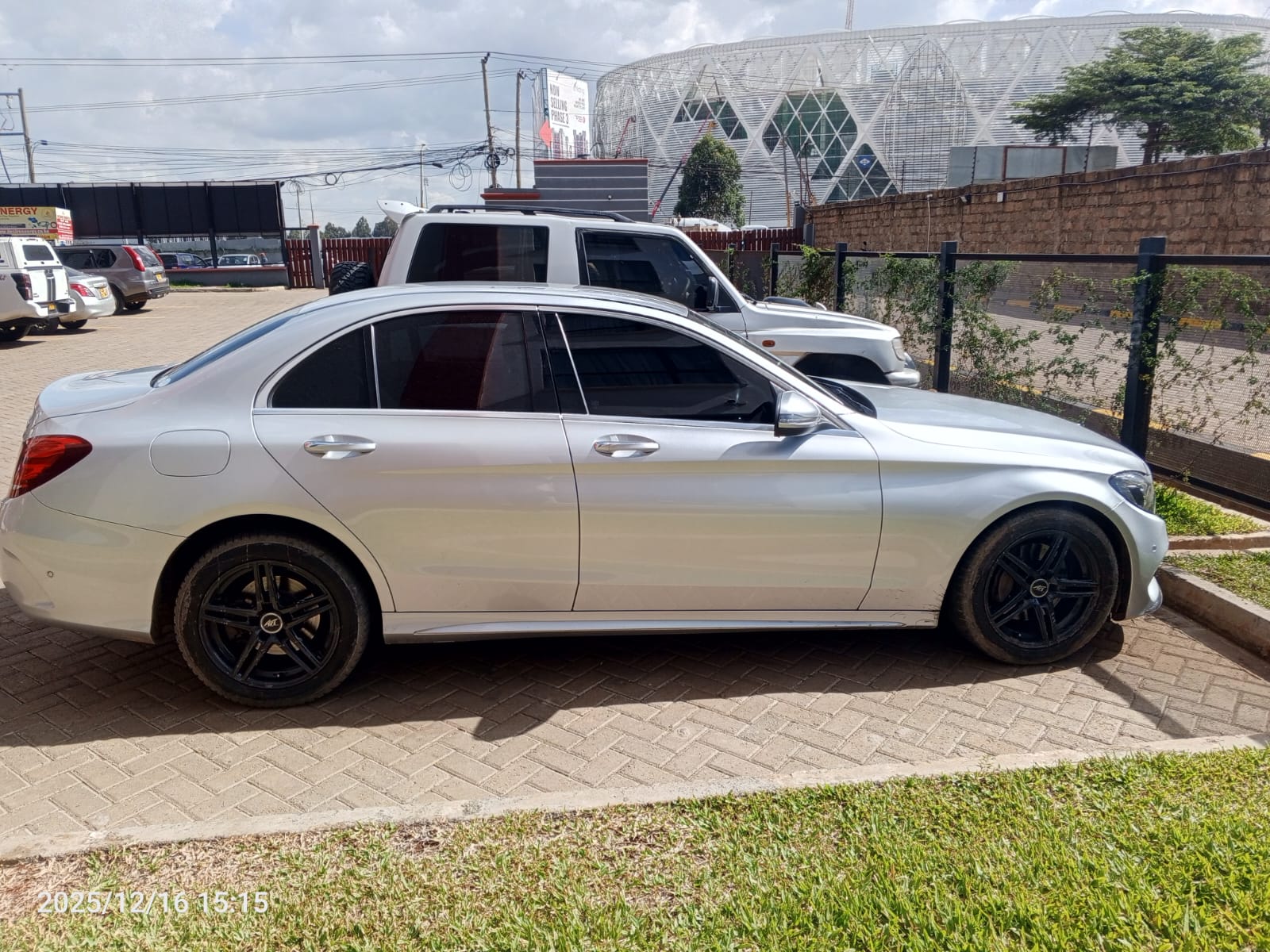Mercedes-Benz C200 image 2