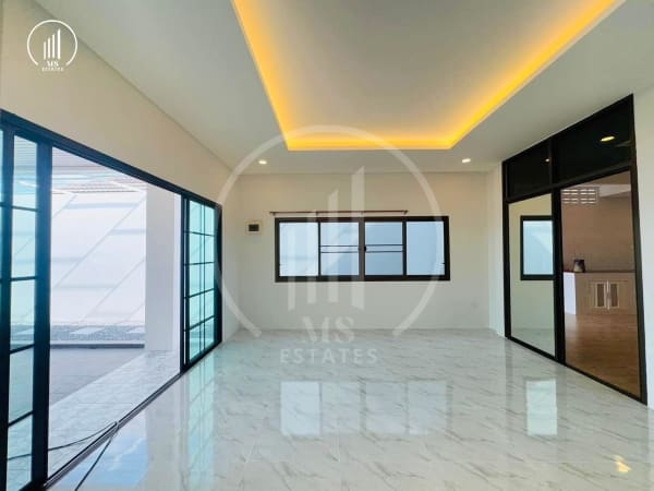 Main image of Sri Suchart - HSMP2035