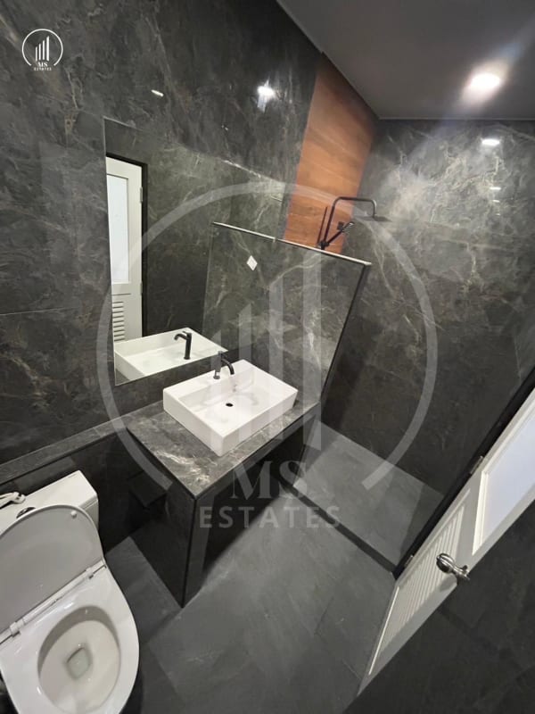 Main image of Sin Suk thani - HSTL2150