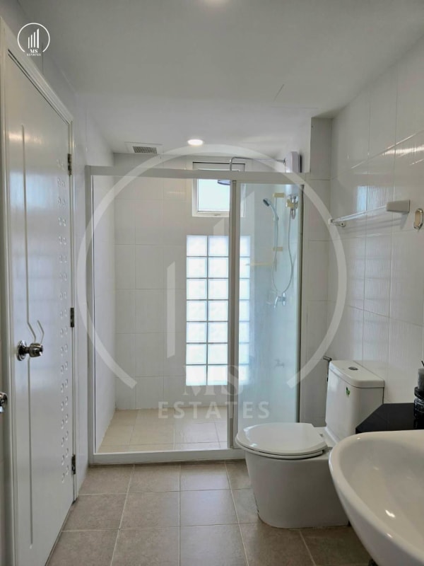 Main image of The Royal Place - CSMP2333