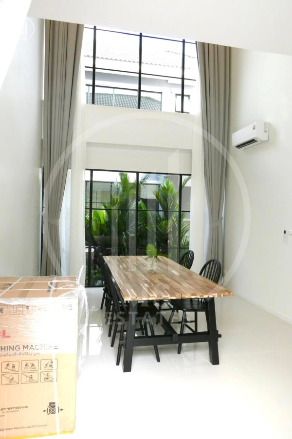 Image of Crown Estate - HRKK3122