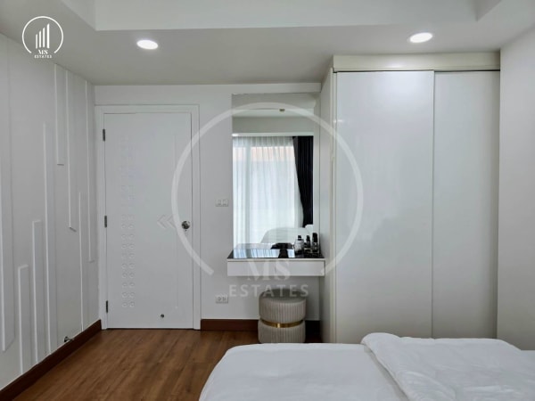 Main image of The Royal Place - CSMP2333