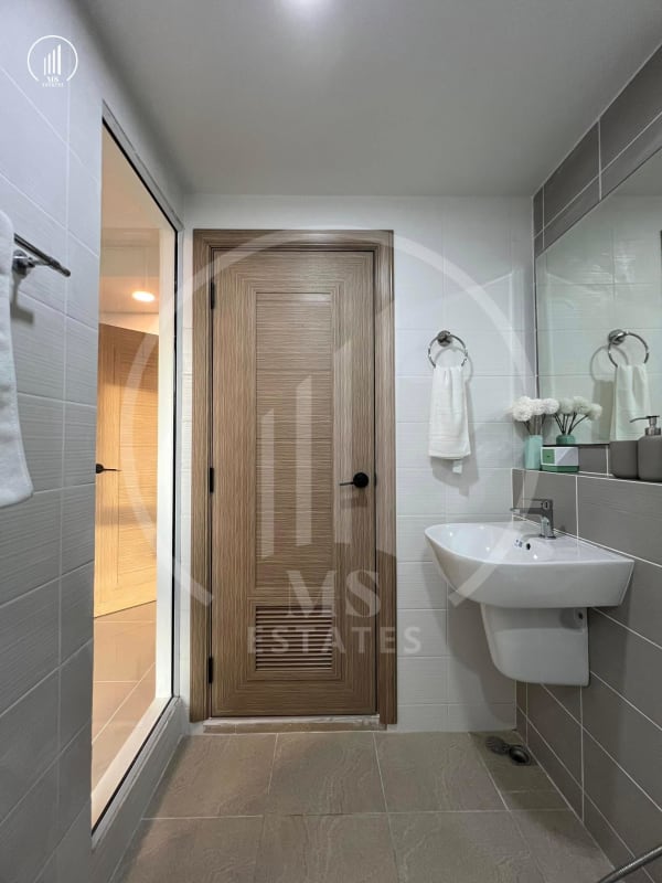 Main image of Royal Place Condominium - CSMP2250