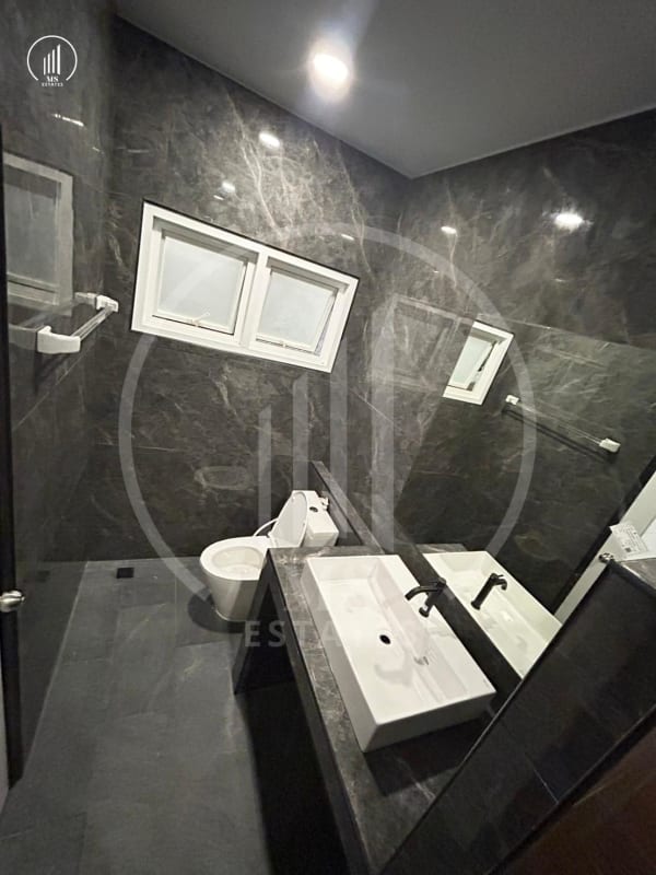 Main image of Sin Suk thani - HSTL2150