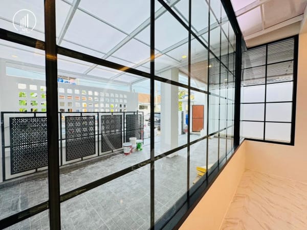 Main image of Sri Suchart - HSMP2035