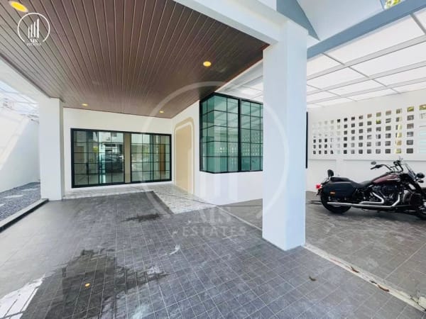 Main image of Sri Suchart - HSMP2035