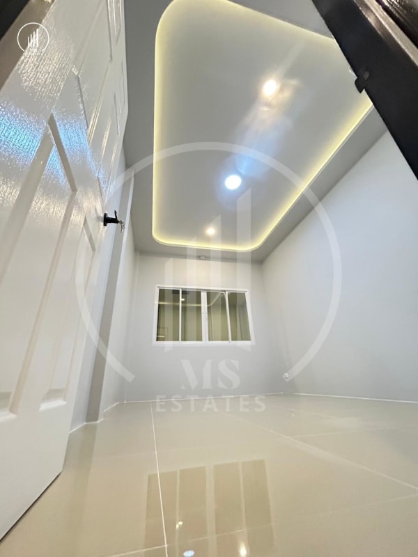 Main image of Sin Suk thani - HSTL2150