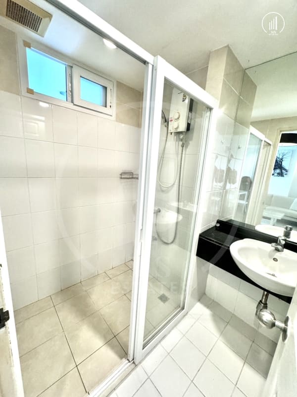 Main image of Royal Place Condominium - CRMP1570