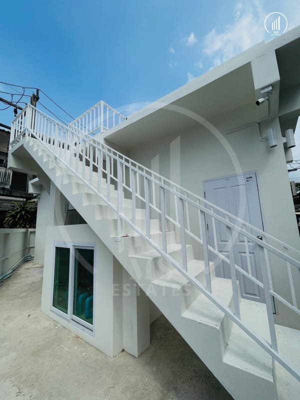 Main image of White Modern Pool Villain Kamala - VRKM1381