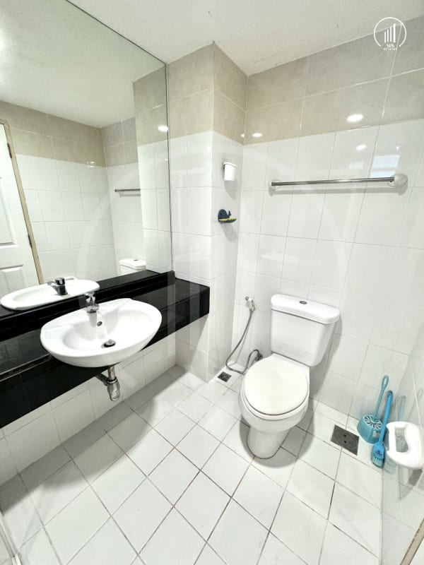 Main image of Royal Place Condominium - CRMP1570