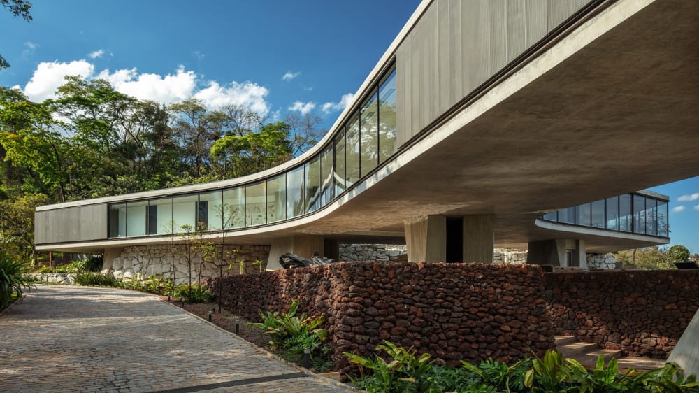 Casa Xingu — concrete pillar structure — Nova Lima