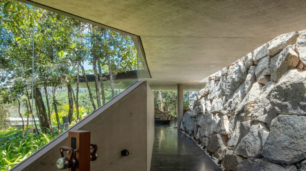 Casa Xingu — stairwell light column — Nova Lima