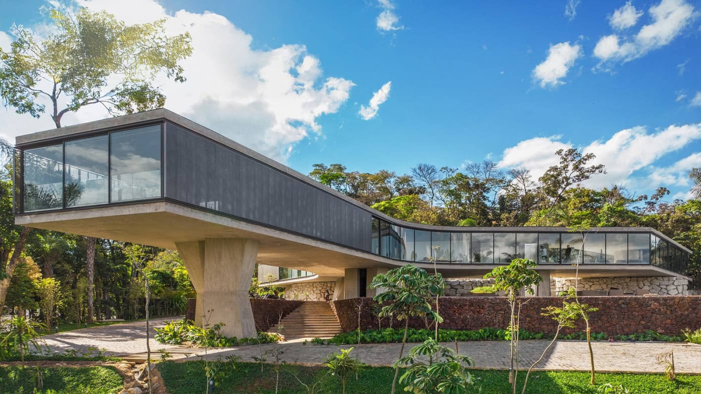 Casa Xingu — cantilevered living wing over reflecting pool — Tetro Arquitetura