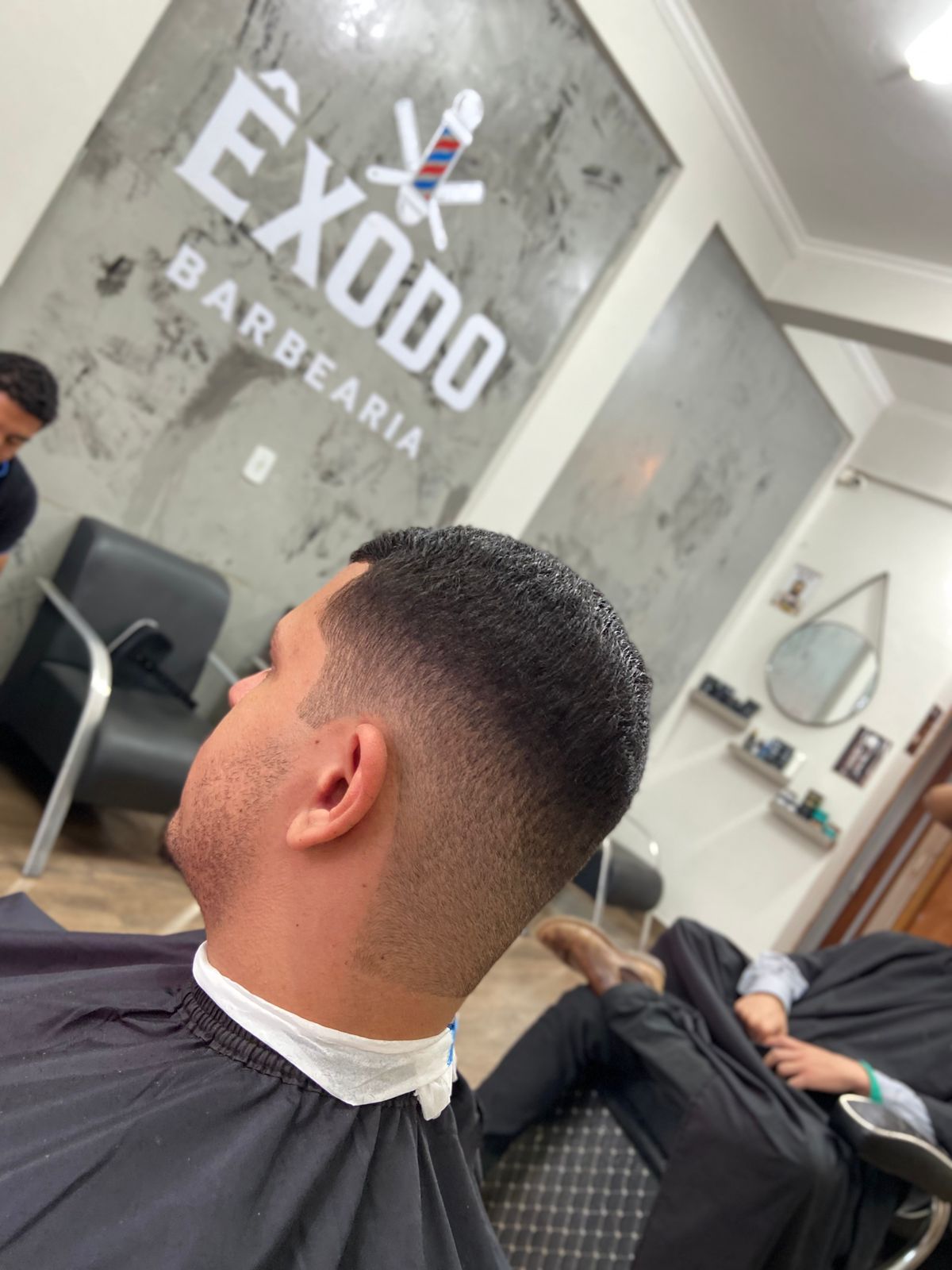 Corte masculino sendo finalizado na barbearia