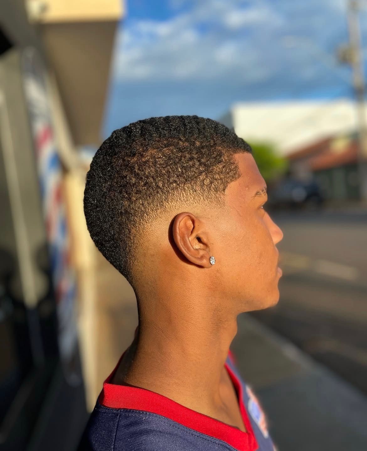 Cliente recebendo acabamento de barba