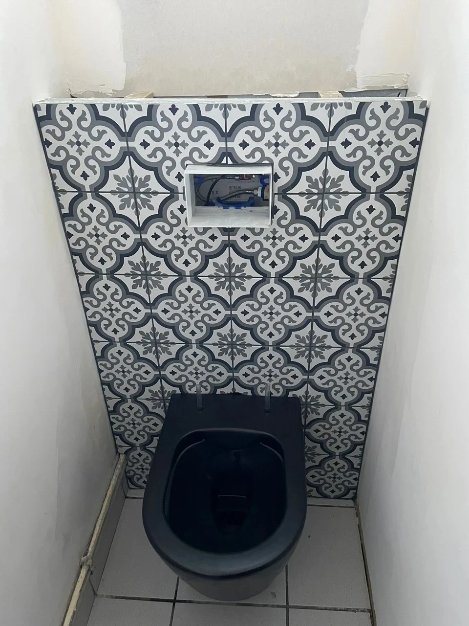 Résultat final — Remplacement WC classique par WC suspendu à bâti-support