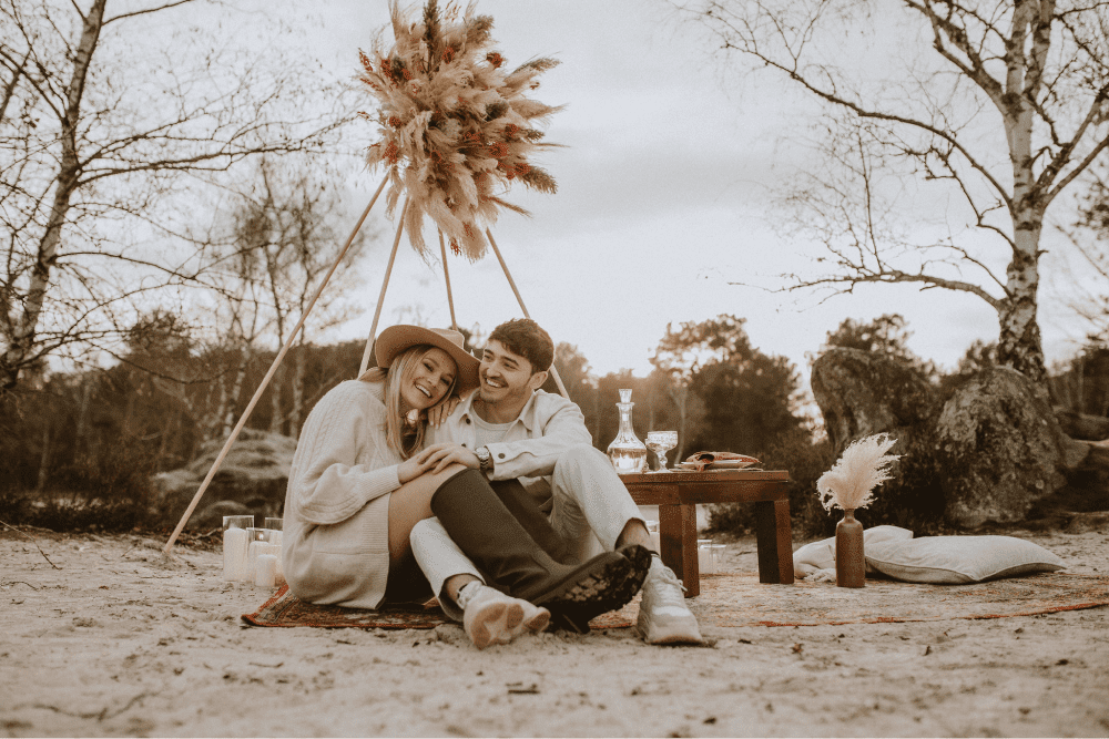 Demande en mariage – shooting d’inspiration aux tons terracotta avec la touche ‘’green’’
