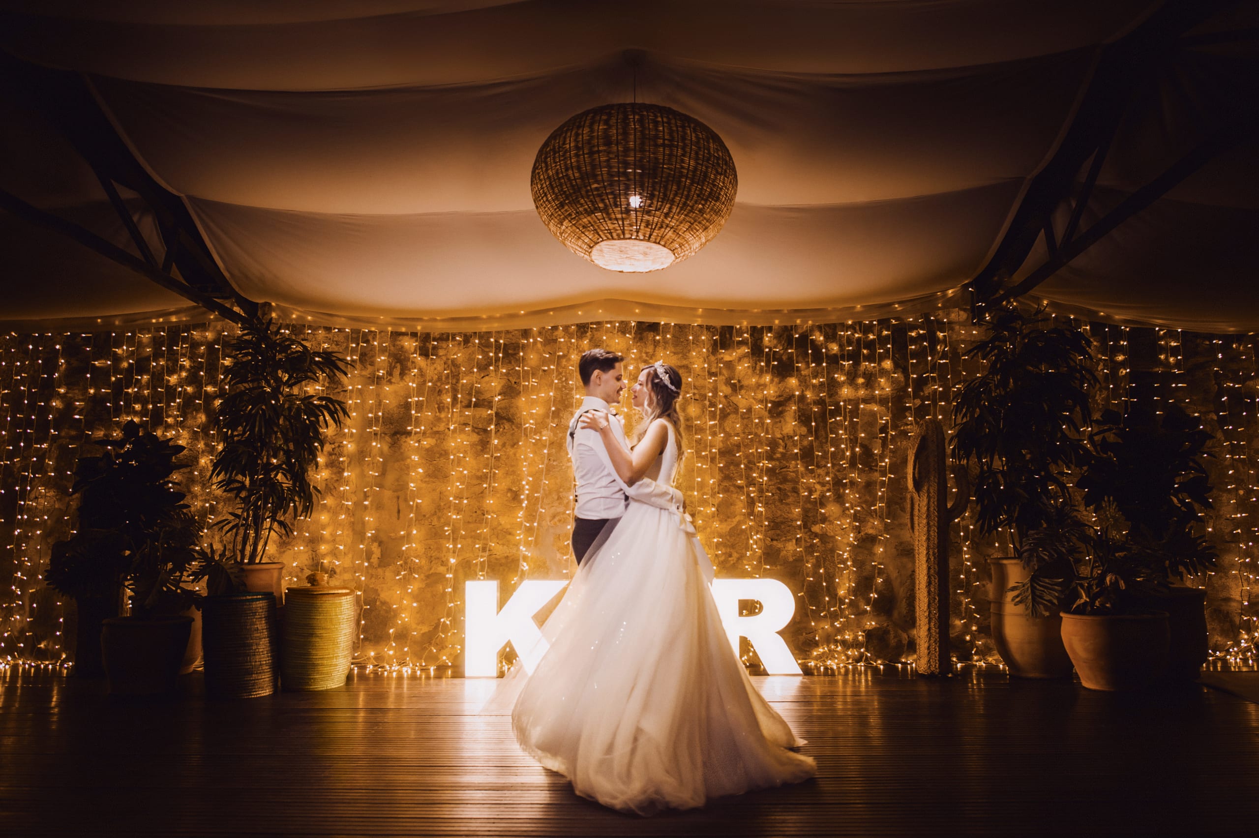 couple-dancing-on-their-wedding-day-2021-08-30-21-59-25-utc