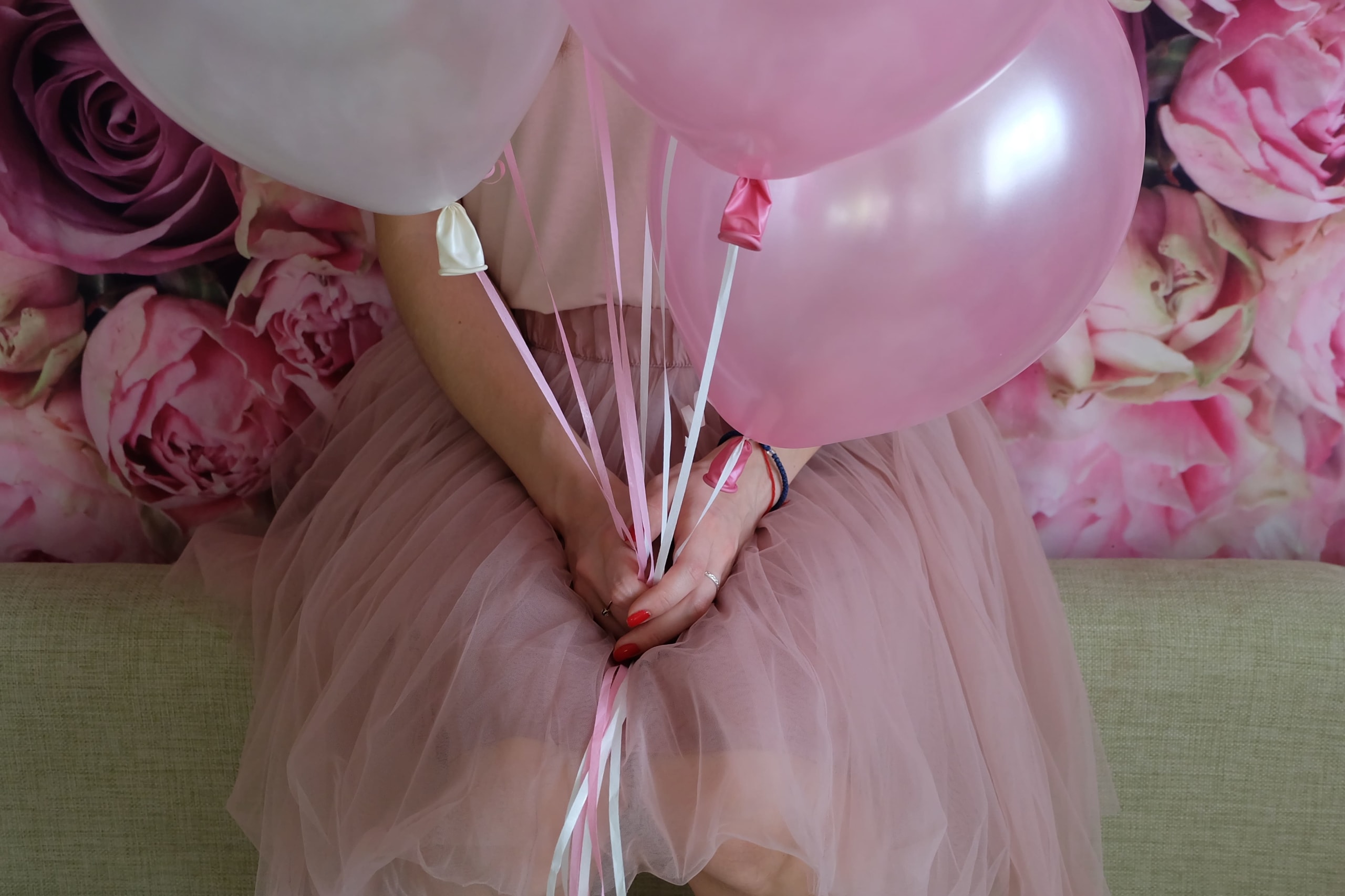 a-bunch-of-inflatable-pink-balloons-in-female-hand-2021-10-22-15-56-54-utc
