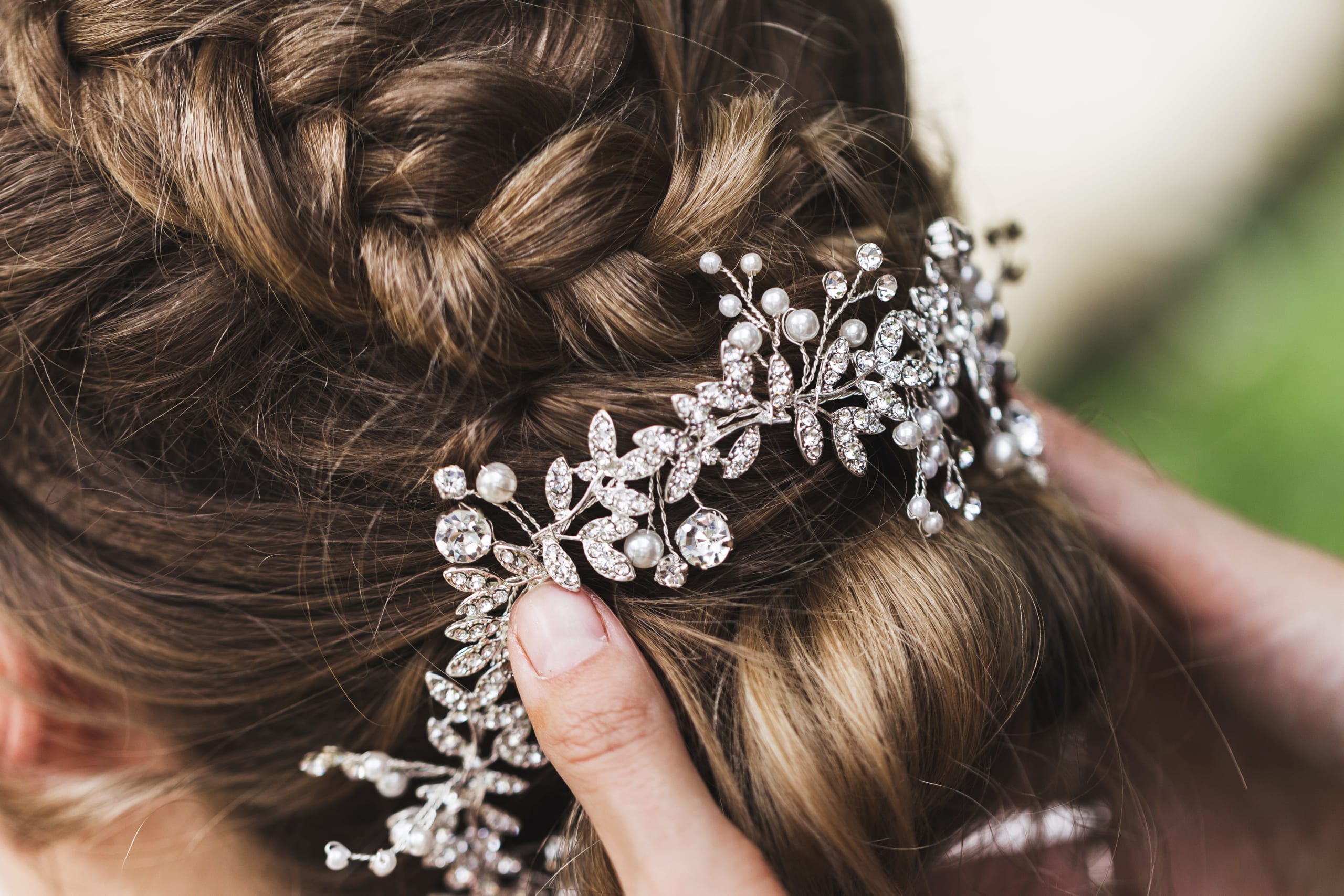 hairpin-in-the-bride-s-hair-wedding-hairstyle-wit-2021-08-31-08-35-35-utc (1)