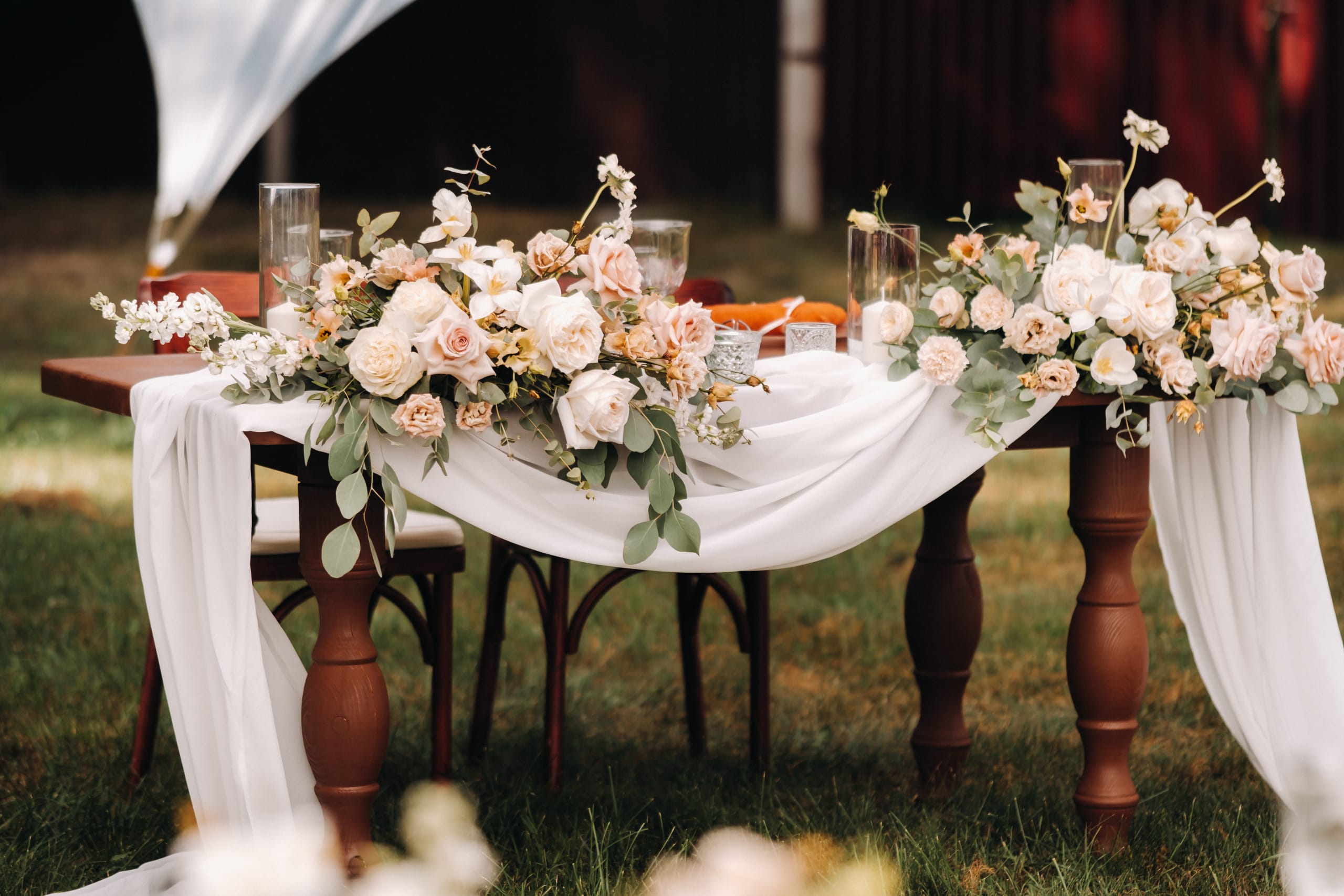 wedding table decoration with flowers on the table, dinner table decor