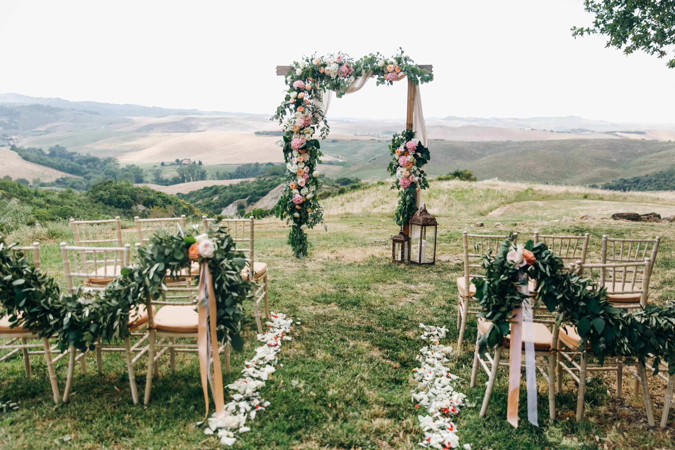 italian-wedding-decoration-green-eucalyptus-oranges-and-pink-f