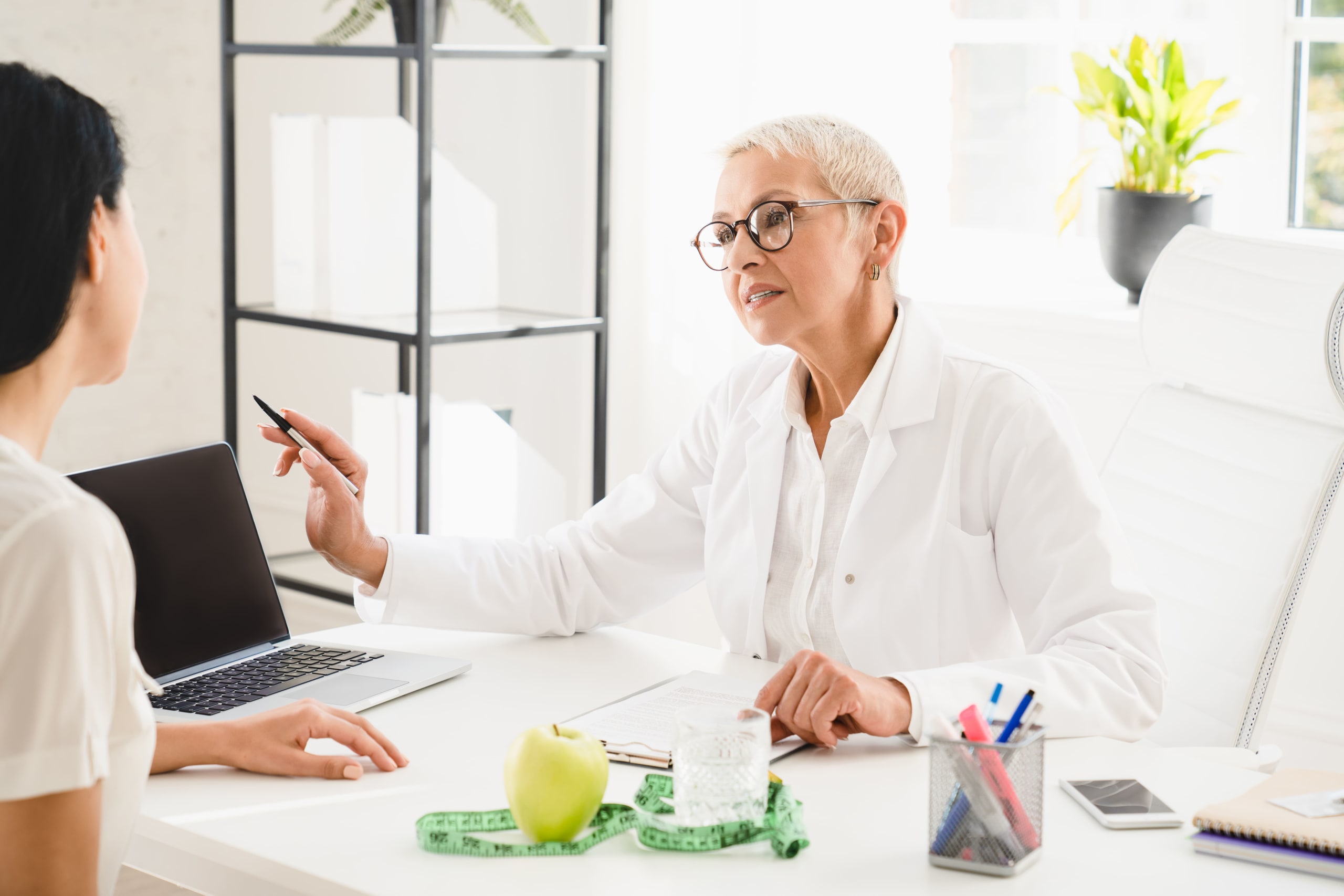 nutritionist-dietitian-explaining-to-female-patien-2021-12-09-20-04-33-utc
