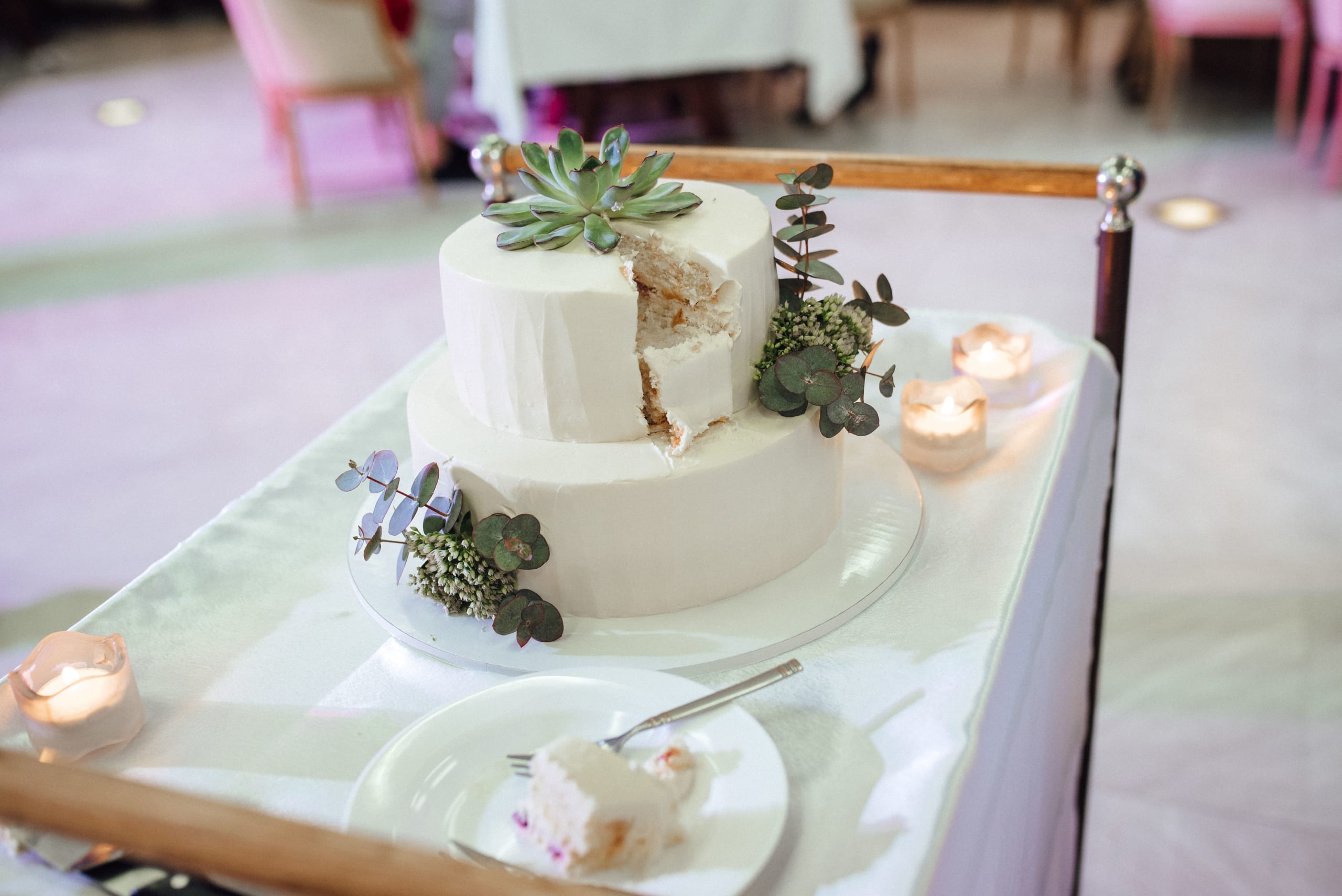 wedding-cake-at-the-wedding-of-the-newlyweds-2021-08-27-11-26-36-utc