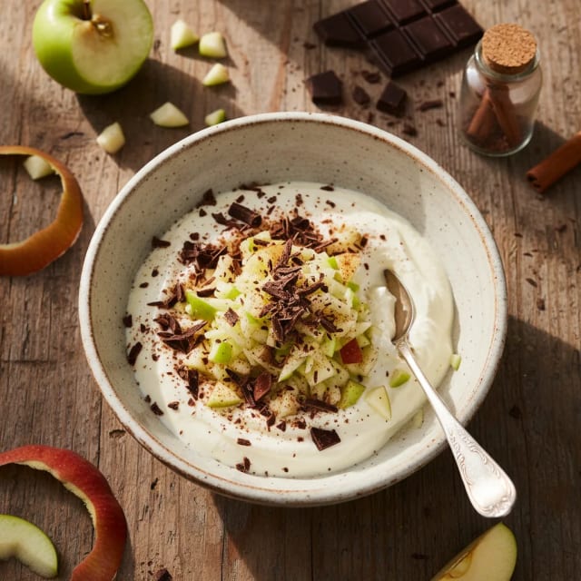 Skyr med rivet äpple och mörkt choklad