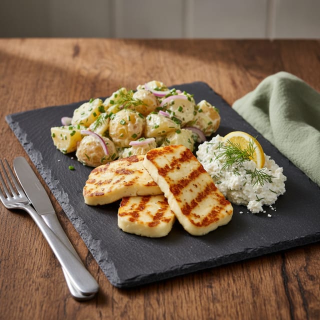 Grillad halloumi serverad med potatissallad och salt fetaostkräm