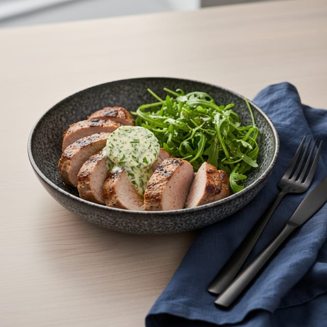 Sommargrillad fläskytterfilé med krämigt örtsmör och rucola