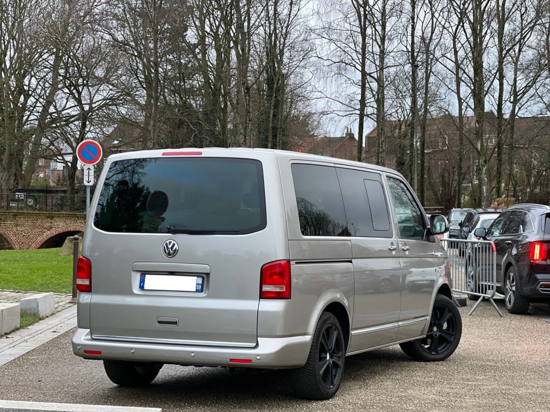 photos TRES BELLE VOLKSWAGEN MULTIVAN 2L TDI PACK TOUTES OPTIONS GPS-DVD-CUIR-CLIM AUTO-REG VITESSE-  LIT+ 7PLACES  + CHAUFFAGE STATIONNAIRE + TABLE