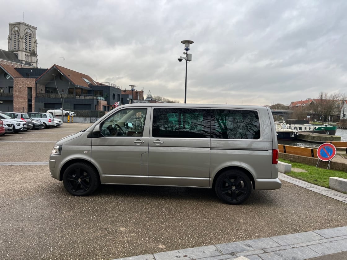 photos TRES BELLE VOLKSWAGEN MULTIVAN 2L TDI PACK TOUTES OPTIONS GPS-DVD-CUIR-CLIM AUTO-REG VITESSE-  LIT+ 7PLACES  + CHAUFFAGE STATIONNAIRE + TABLE