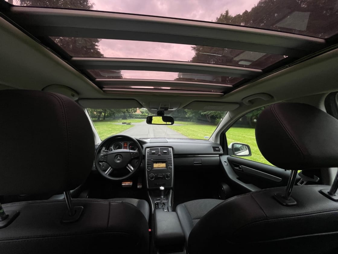 photos TRES BELLE MERCEDES-BENZ B180 CD PACK SPORT TOUTES OPTIONS CLIM AUTO - CUIR - TOIT PANO