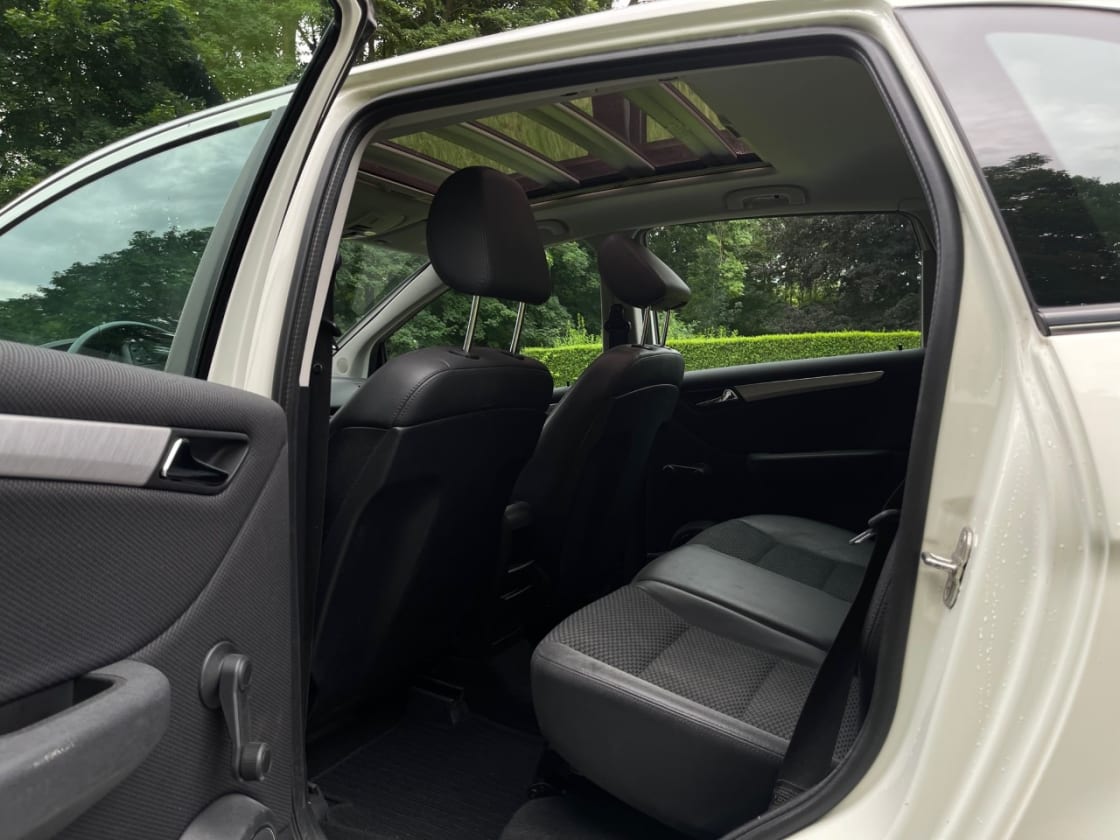 photos TRES BELLE MERCEDES-BENZ B180 CD PACK SPORT TOUTES OPTIONS CLIM AUTO - CUIR - TOIT PANO
