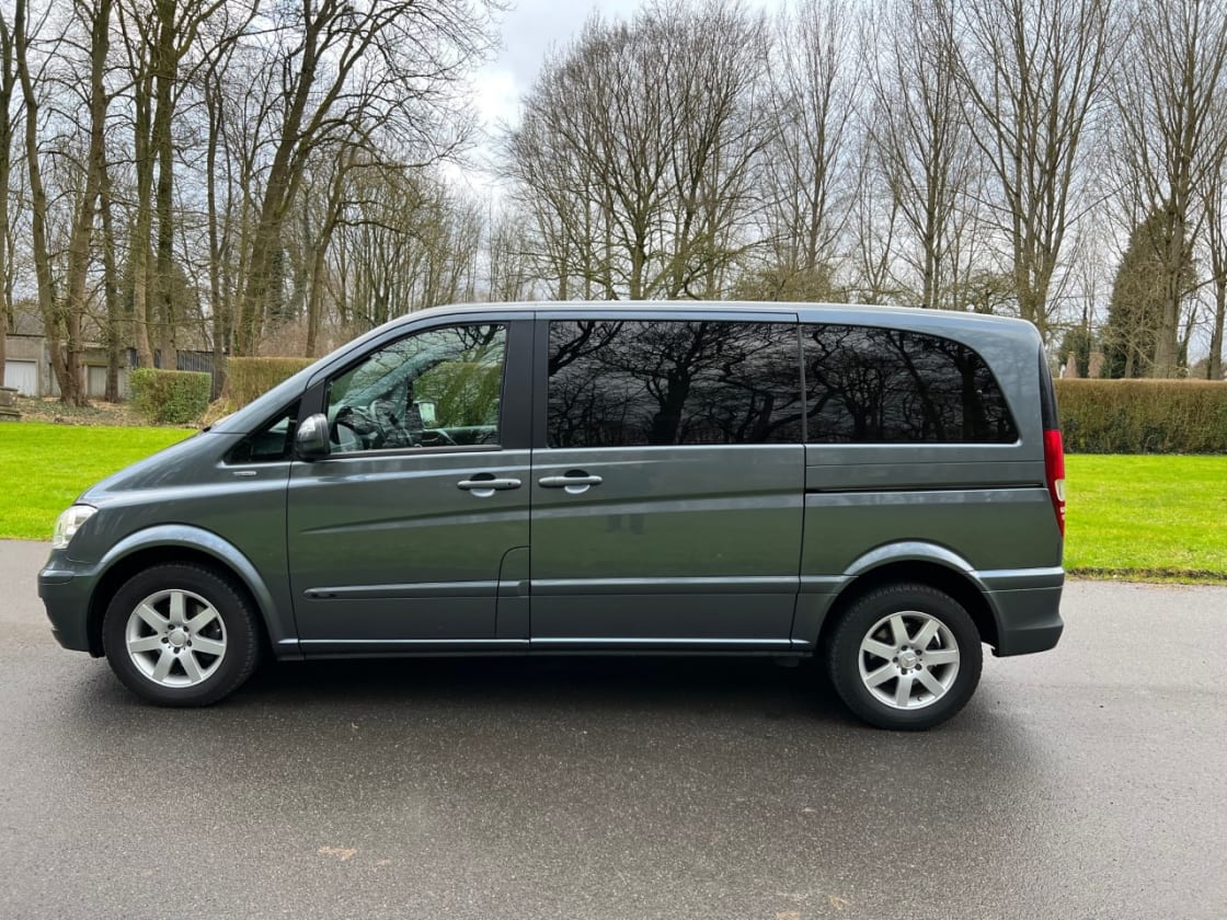 photos TRES BELLE MERCEDES-BENZ VIANO VITO PHASE ll 2.0 CDI 2.2 CDI TOUTES OPTIONS- GPS-CLIM AUTO- CUIR FAIBLE KM 1ERE MAIN * ETAT NEUF *