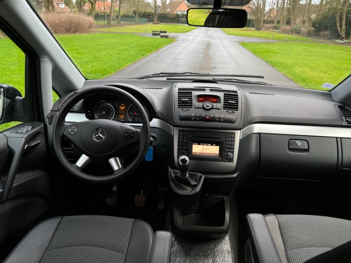 photos TRES BELLE MERCEDES-BENZ VIANO VITO PHASE ll 2.0 CDI 2.2 CDI TOUTES OPTIONS- GPS-CLIM AUTO- CUIR FAIBLE KM 1ERE MAIN * ETAT NEUF *